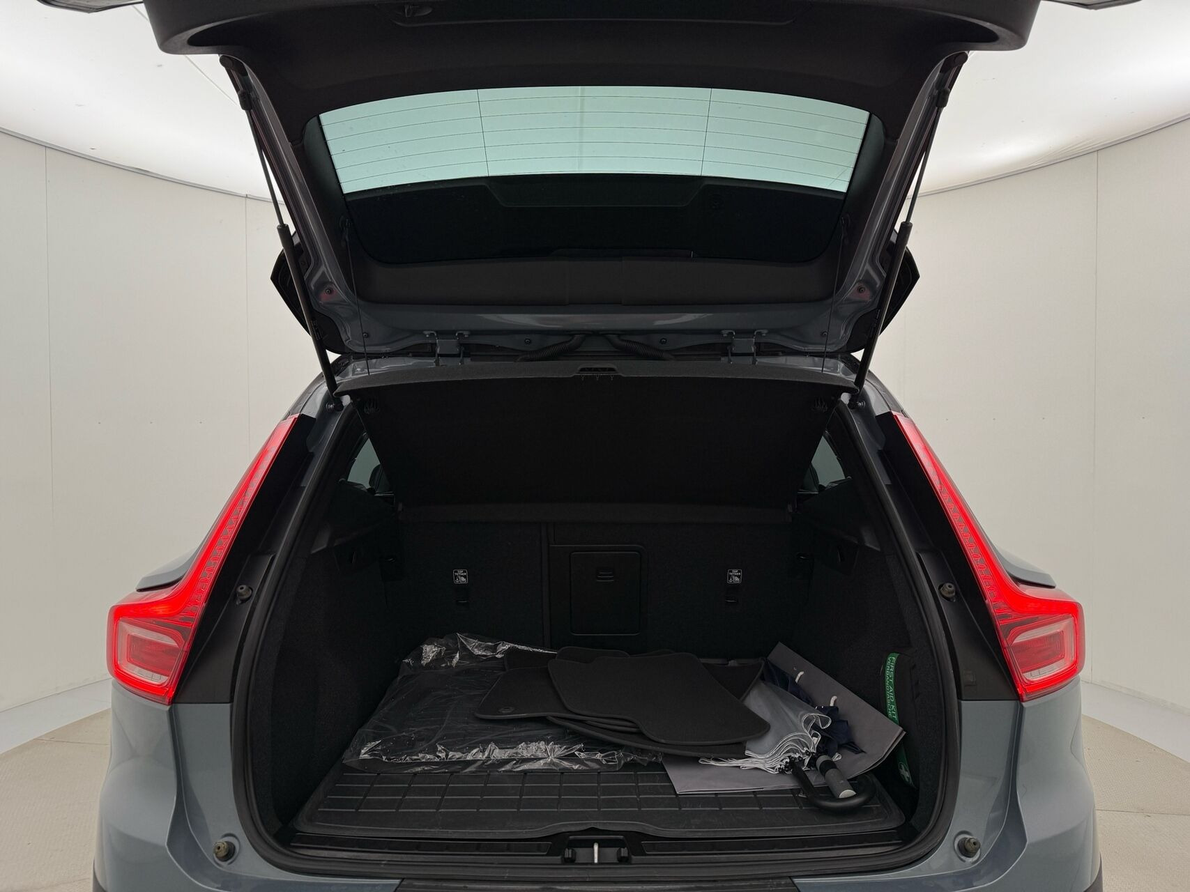 Grå Volvo XC40 fra 2023