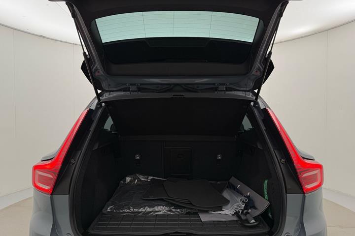 Grå Volvo XC40 fra 2023