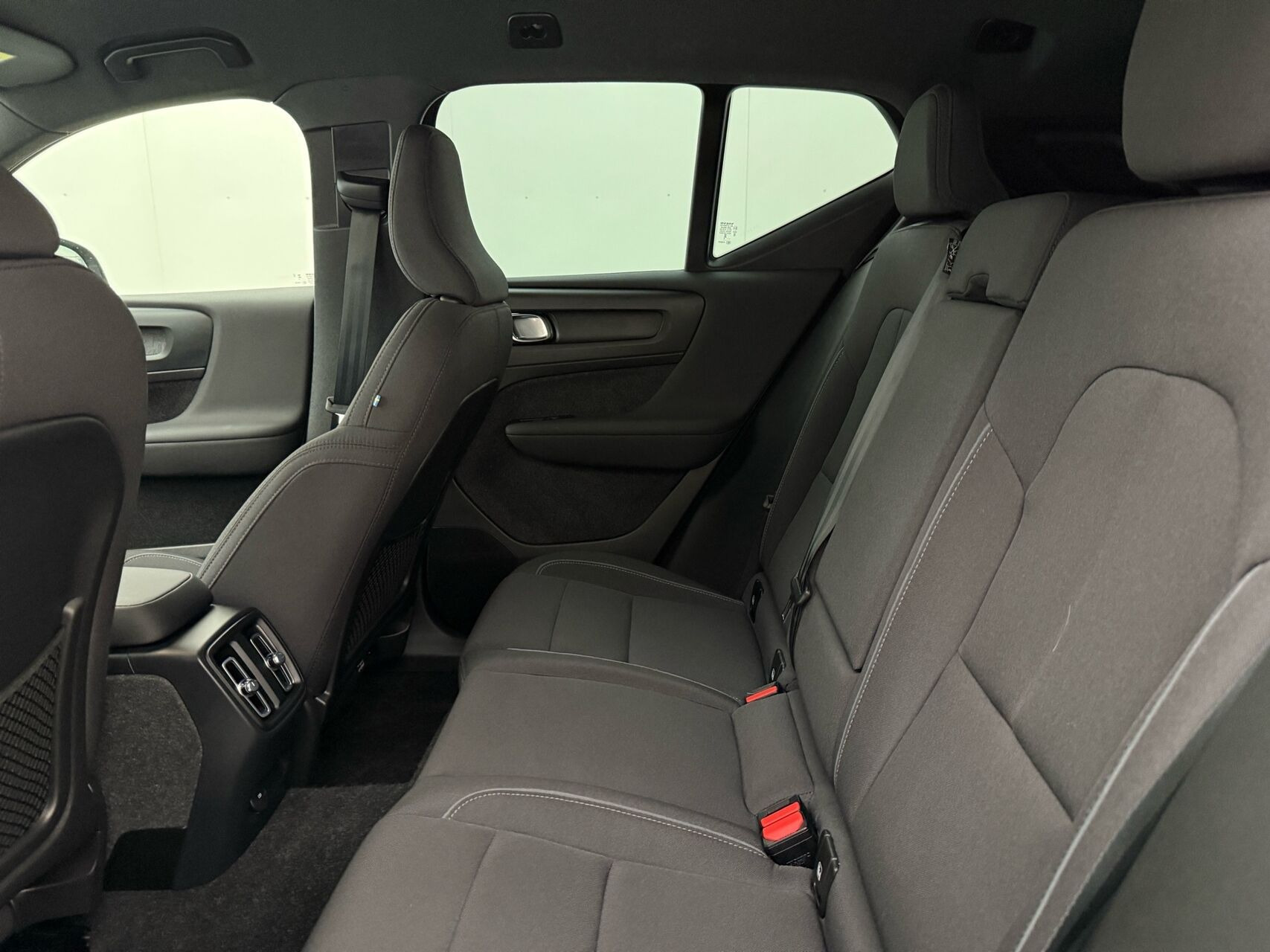 Grå Volvo XC40 fra 2023