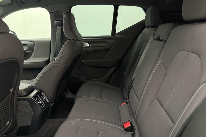 Grå Volvo XC40 fra 2023