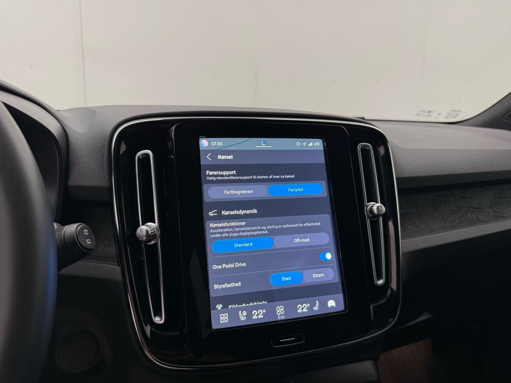 Grå Volvo XC40 fra 2023