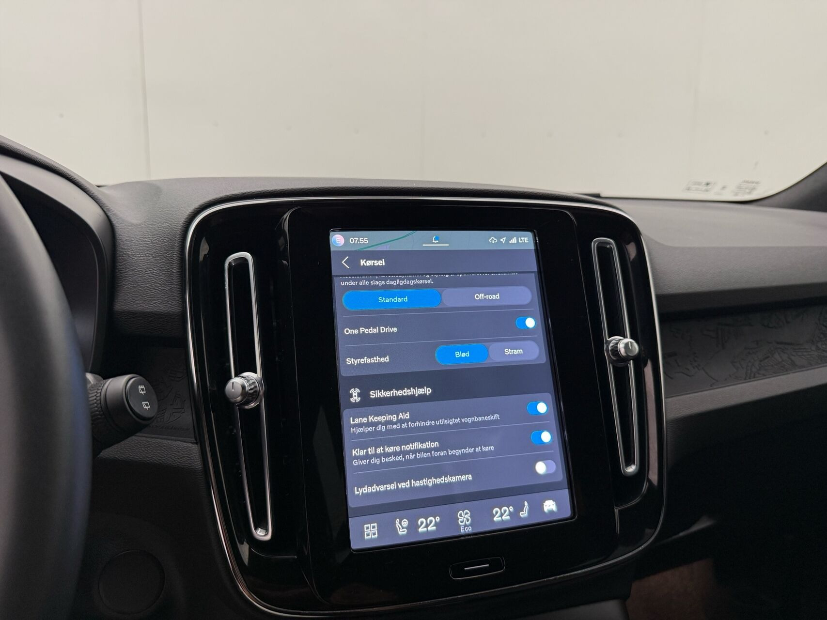 Grå Volvo XC40 fra 2023