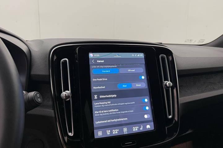 Grå Volvo XC40 fra 2023
