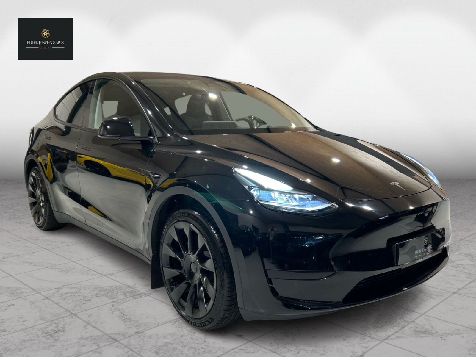 Sort Tesla Model Y fra 2023