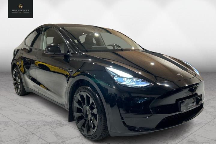 Sort Tesla Model Y fra 2023
