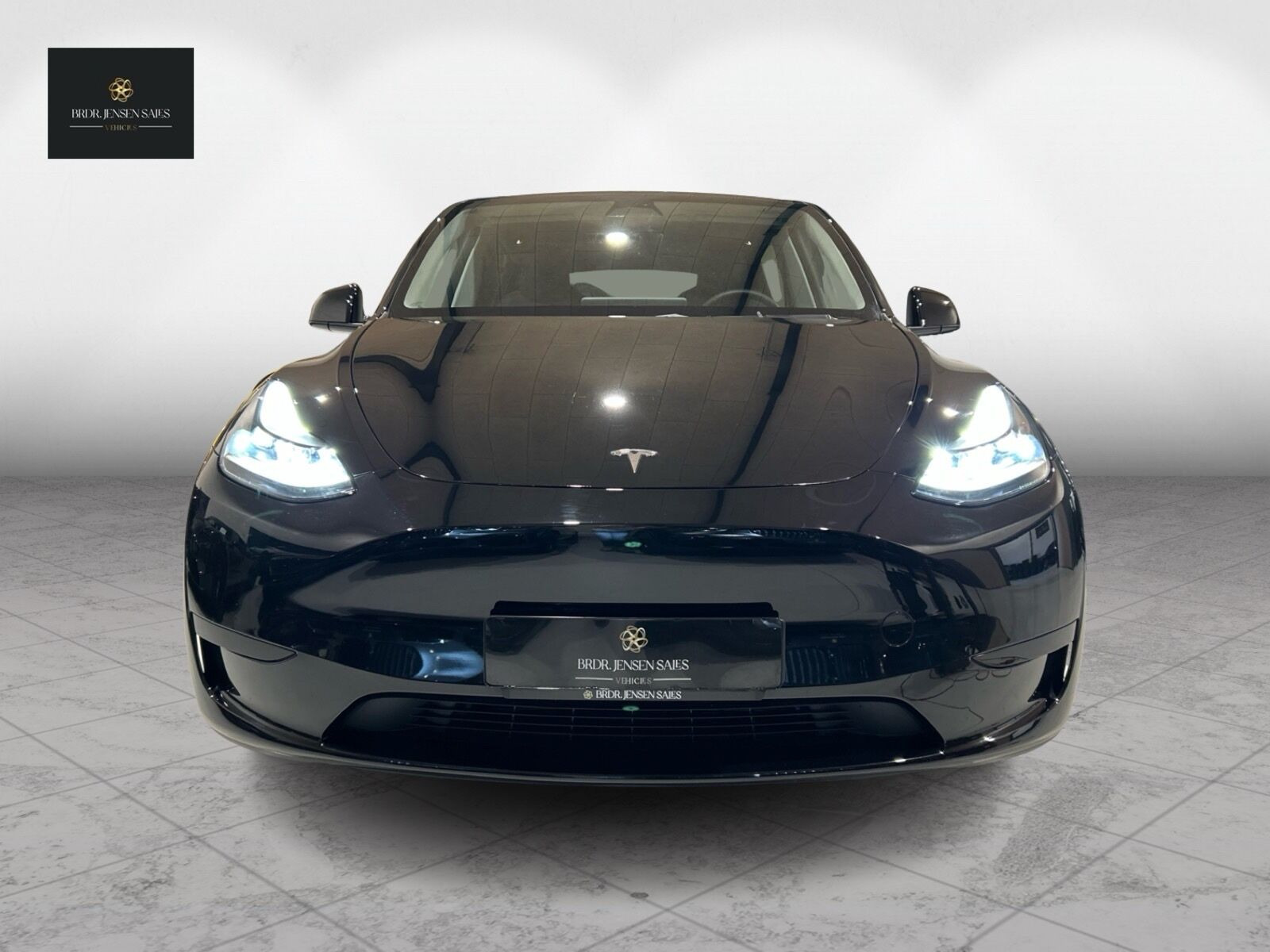 Sort Tesla Model Y fra 2023