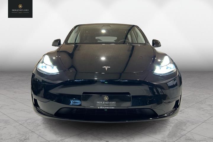 Sort Tesla Model Y fra 2023