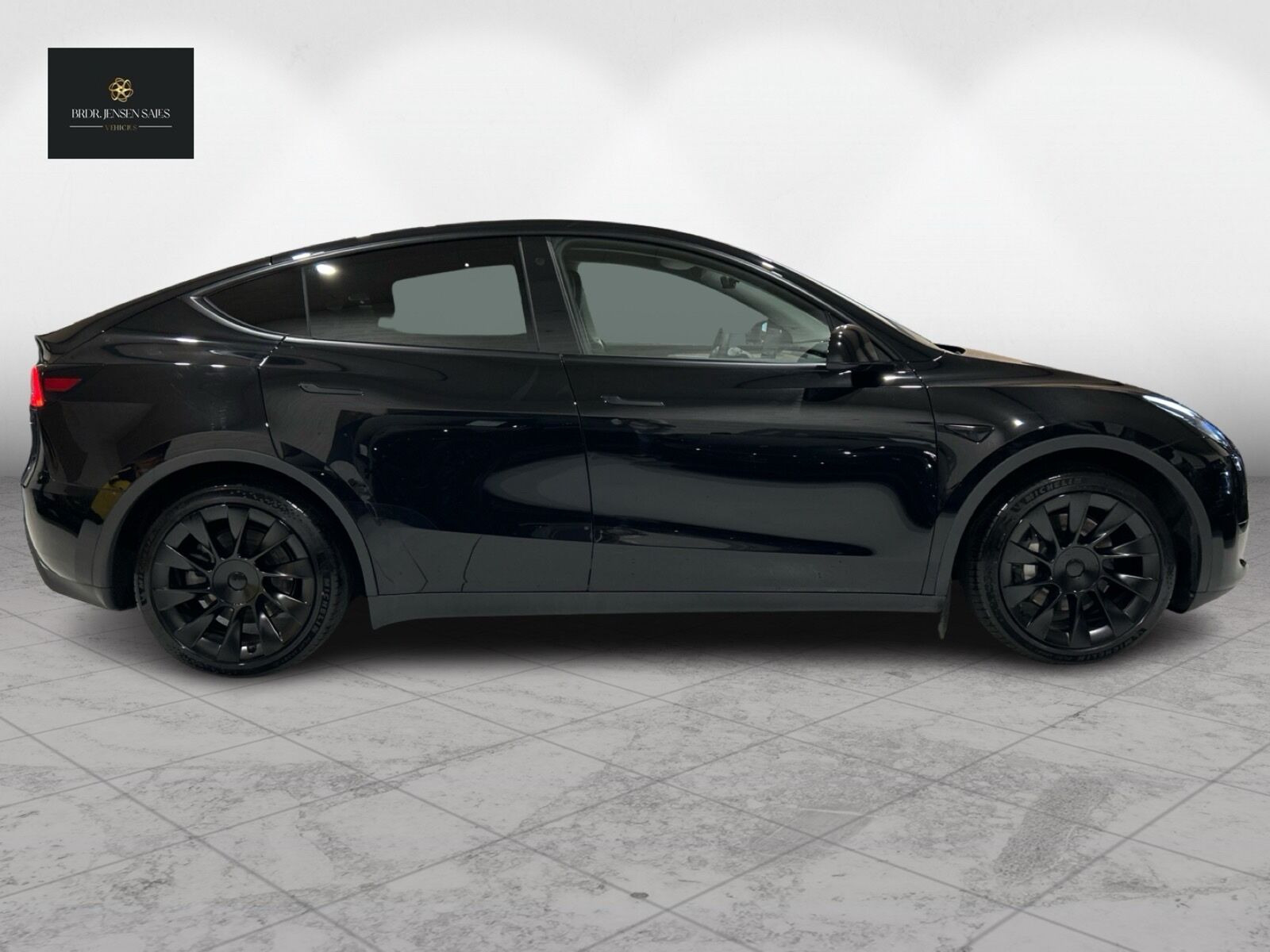 Sort Tesla Model Y fra 2023