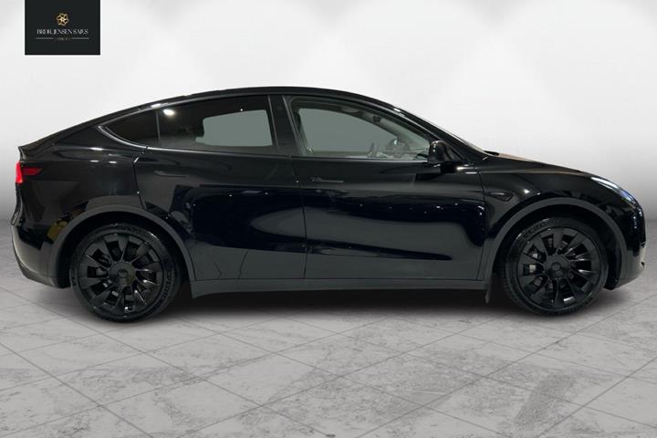 Sort Tesla Model Y fra 2023
