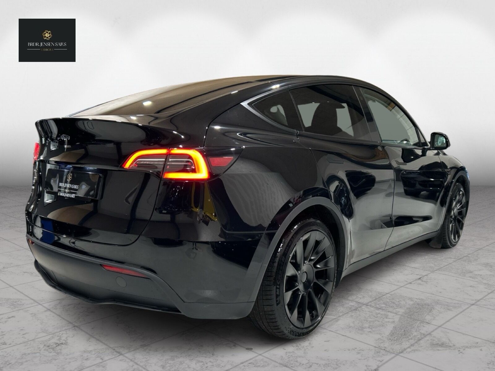 Sort Tesla Model Y fra 2023