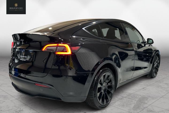 Sort Tesla Model Y fra 2023