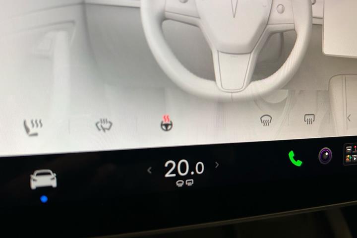 Sort Tesla Model Y fra 2023