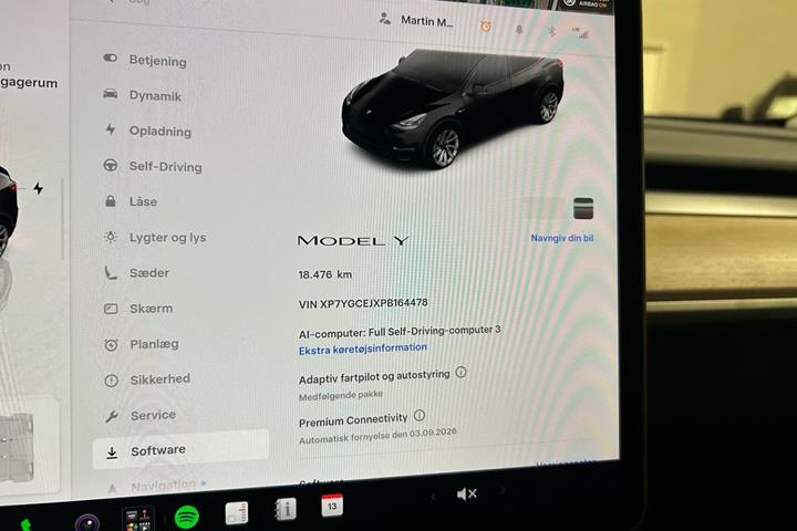 Sort Tesla Model Y fra 2023