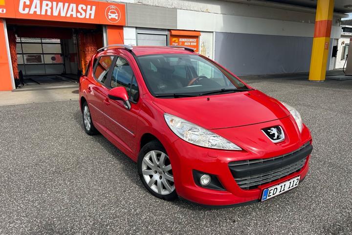 Rød Peugeot 207 fra 2013