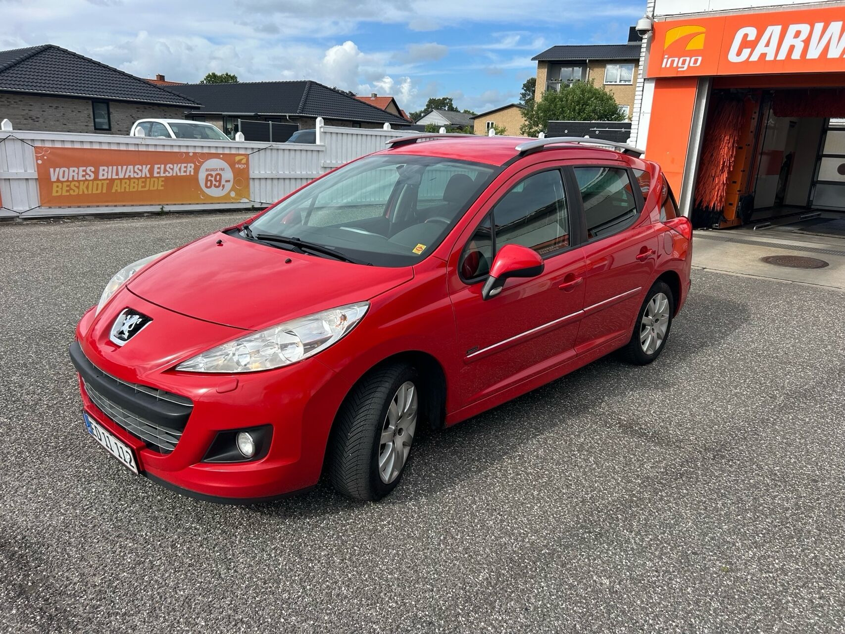 Rød Peugeot 207 fra 2013