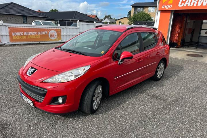 Rød Peugeot 207 fra 2013