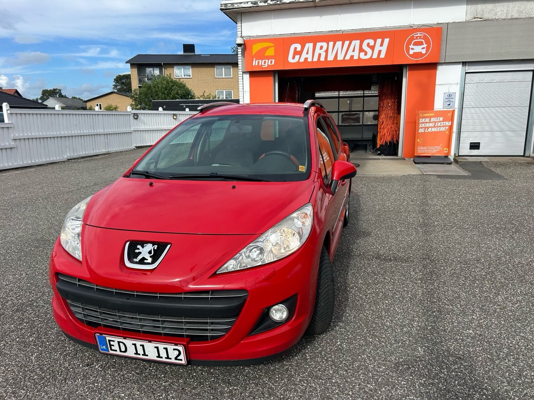 Rød Peugeot 207 fra 2013