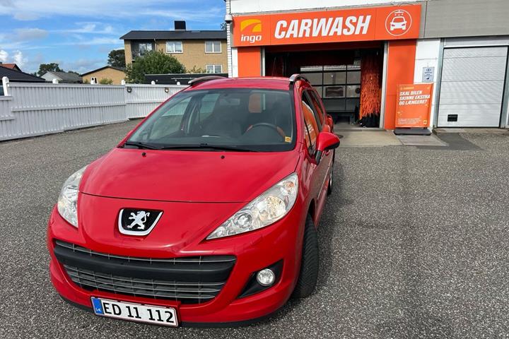 Rød Peugeot 207 fra 2013