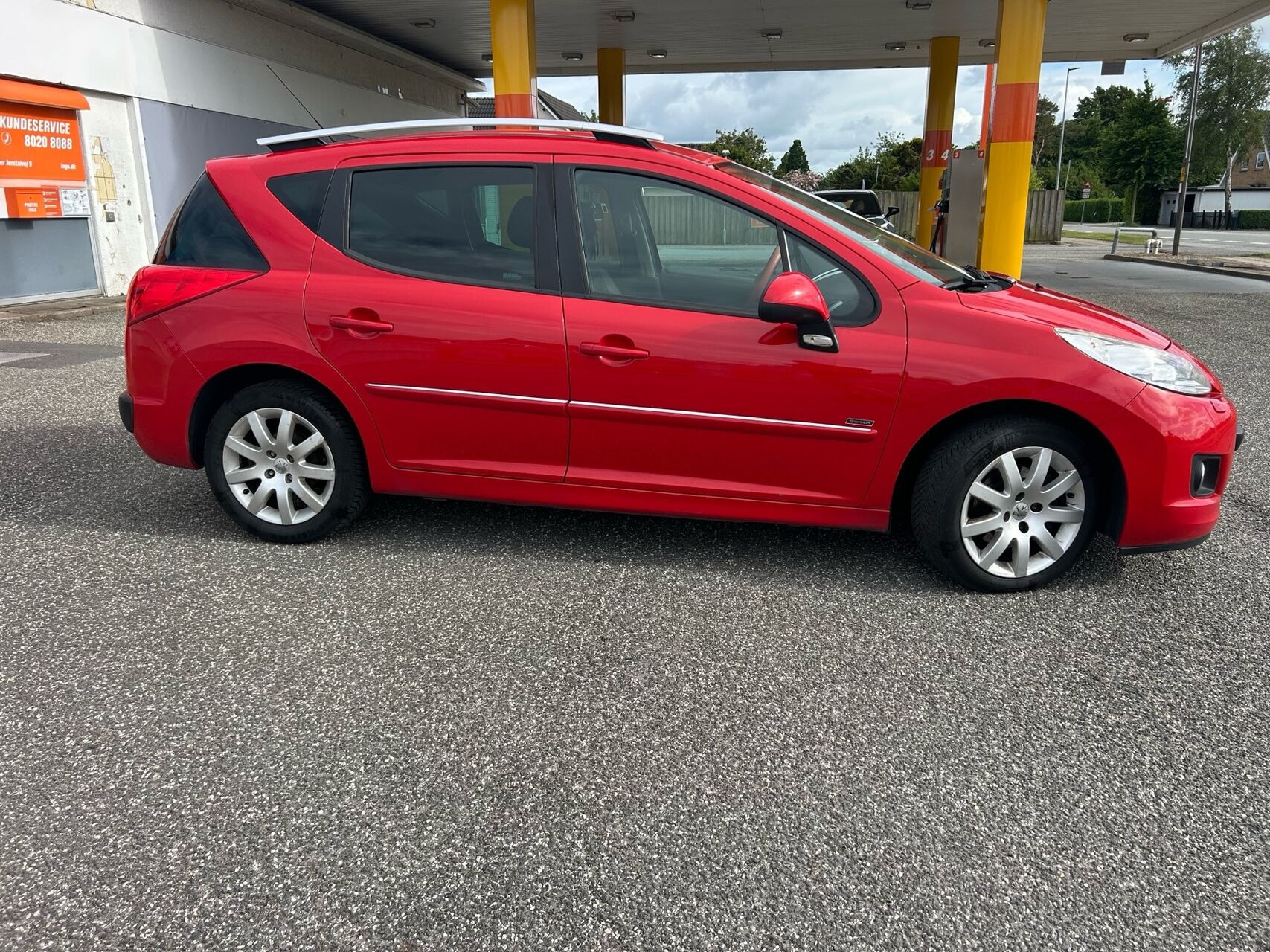 Rød Peugeot 207 fra 2013