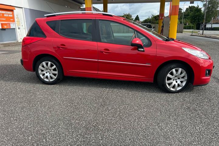 Rød Peugeot 207 fra 2013