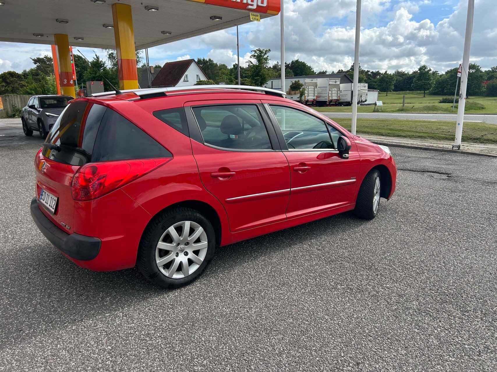 Rød Peugeot 207 fra 2013
