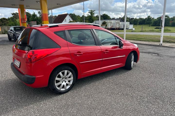 Rød Peugeot 207 fra 2013