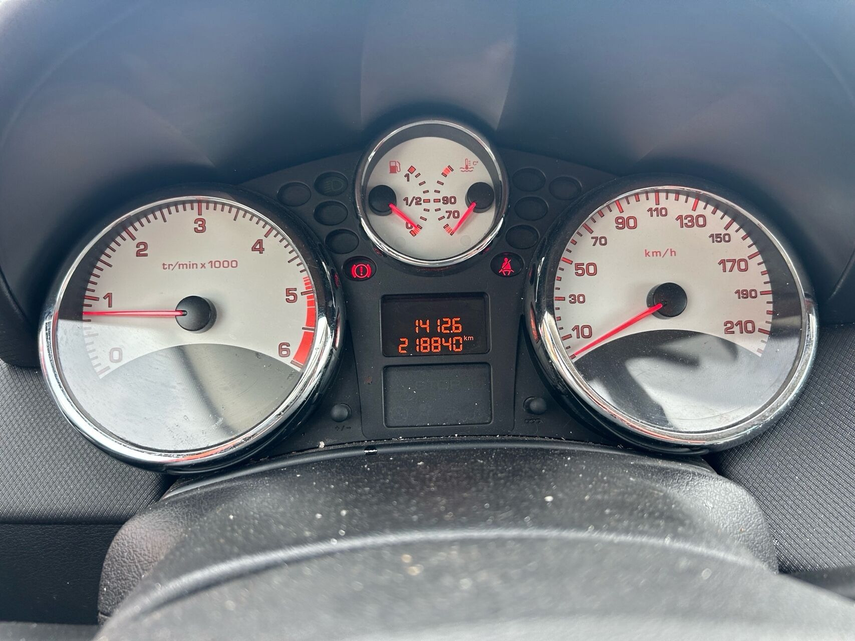 Rød Peugeot 207 fra 2013