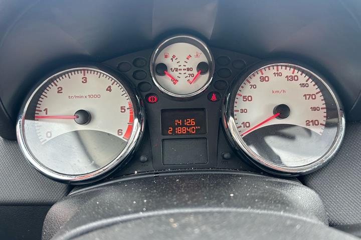 Rød Peugeot 207 fra 2013