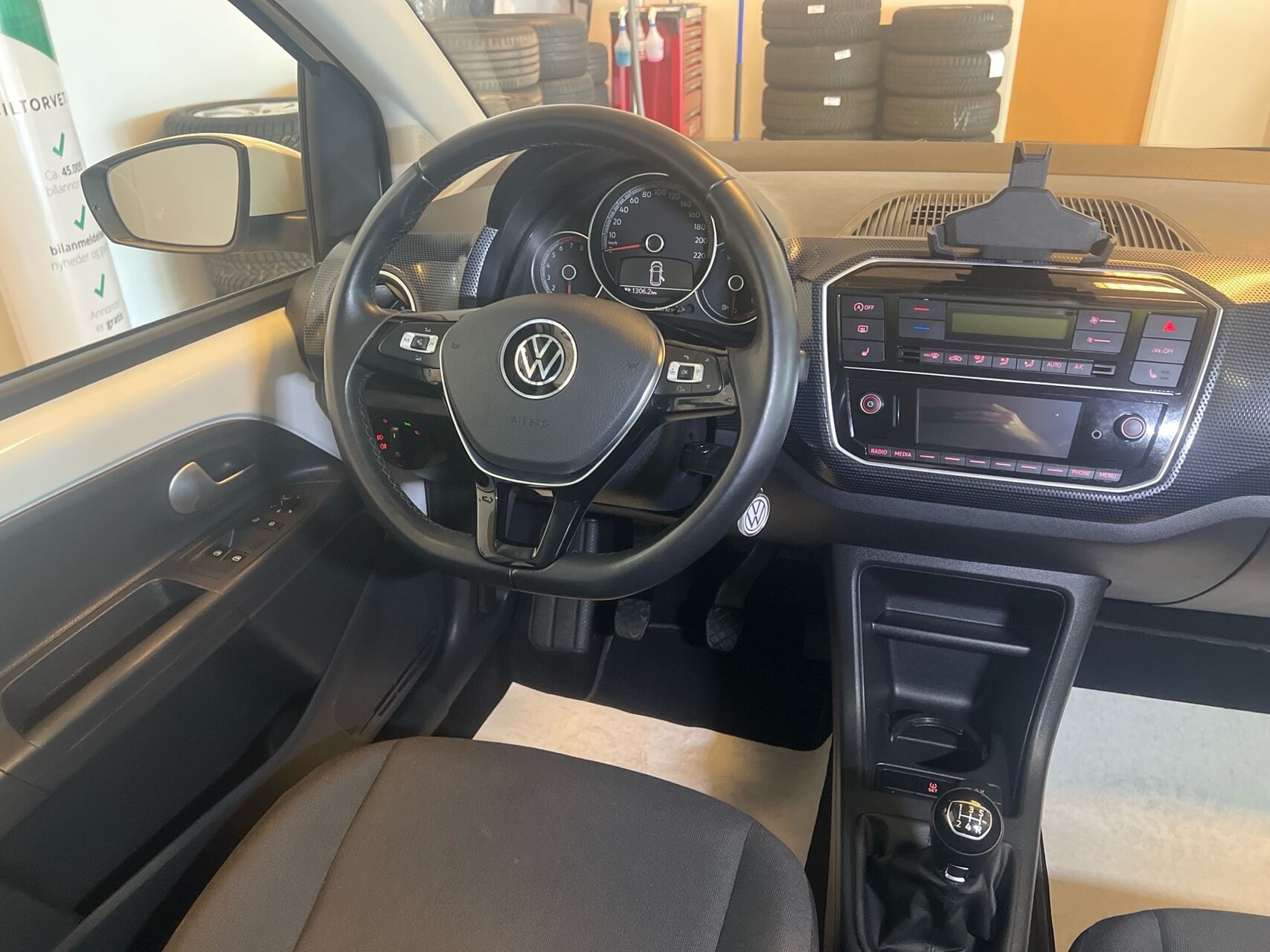 Hvid VW UP! fra 2023
