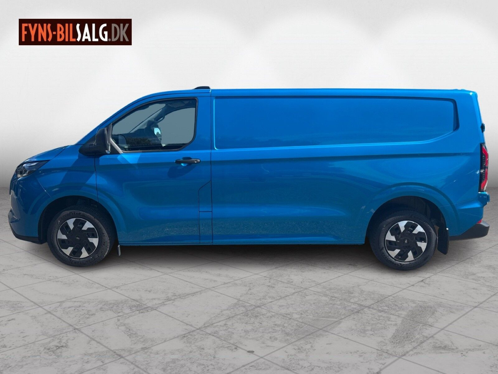 Blå Ford E-Transit Custom fra 2025