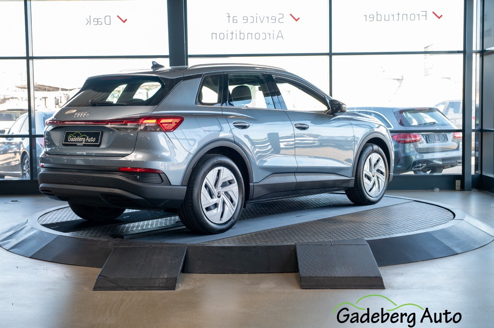 Grå Audi Q4 e-tron fra 2024