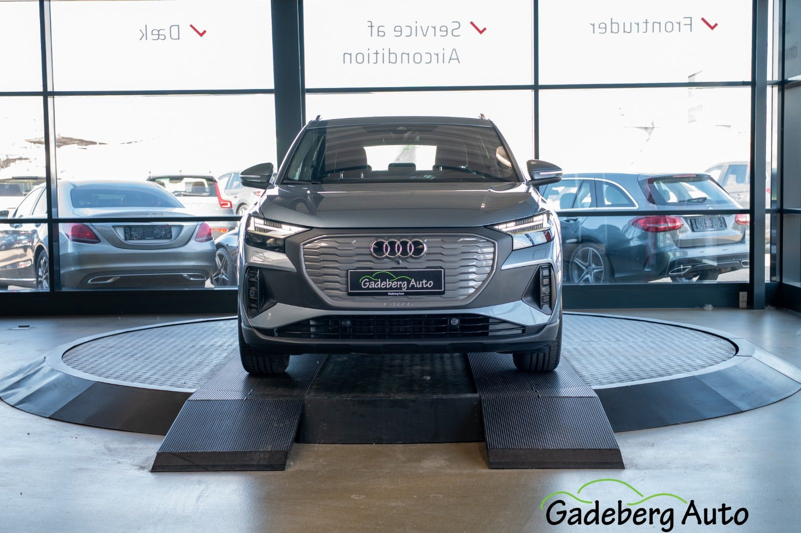 Grå Audi Q4 e-tron fra 2024