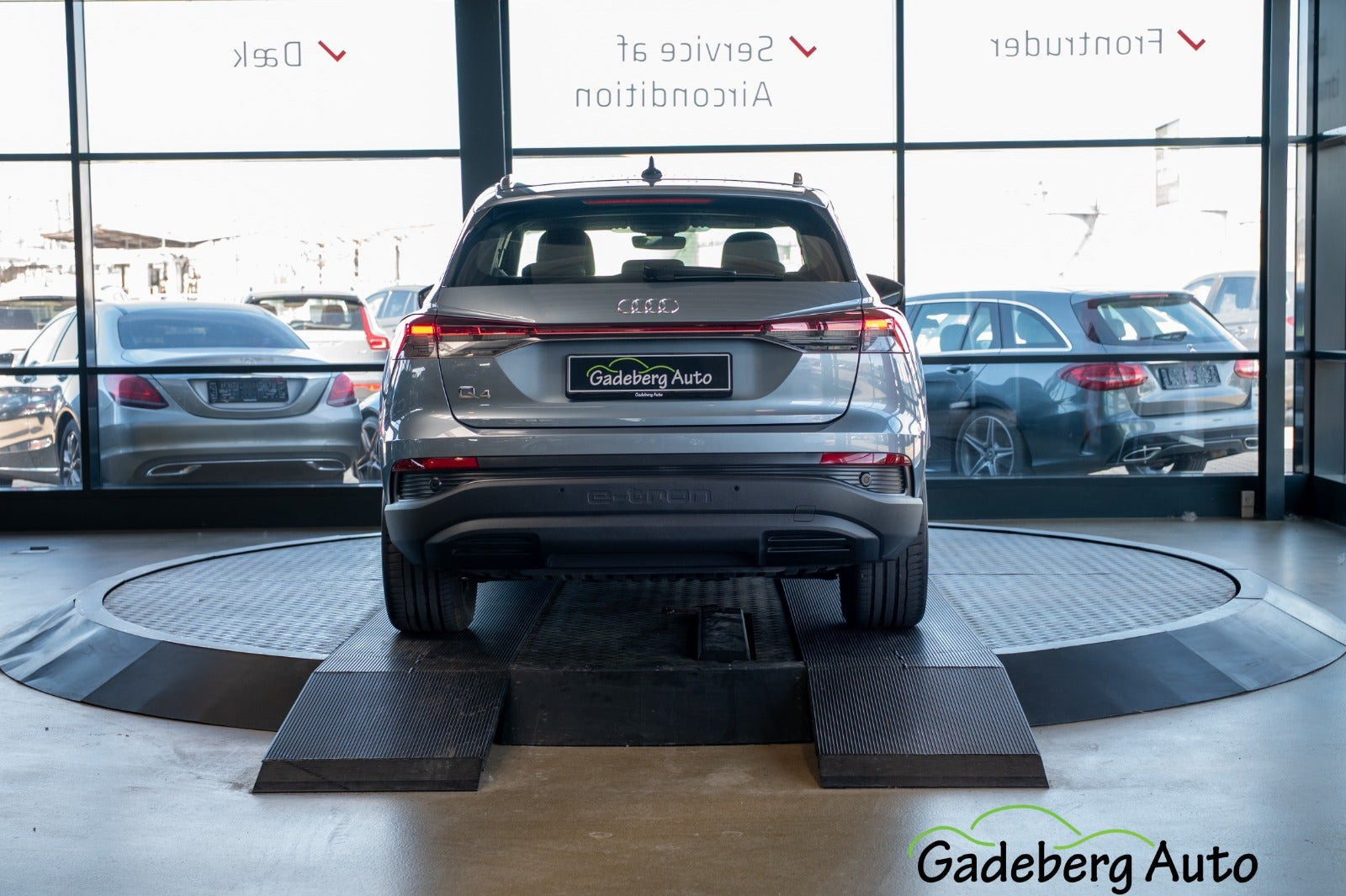 Grå Audi Q4 e-tron fra 2024