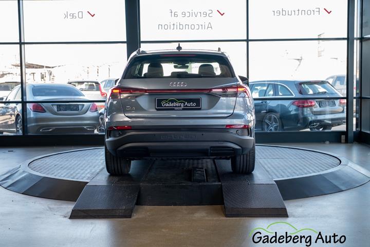 Grå Audi Q4 e-tron fra 2024