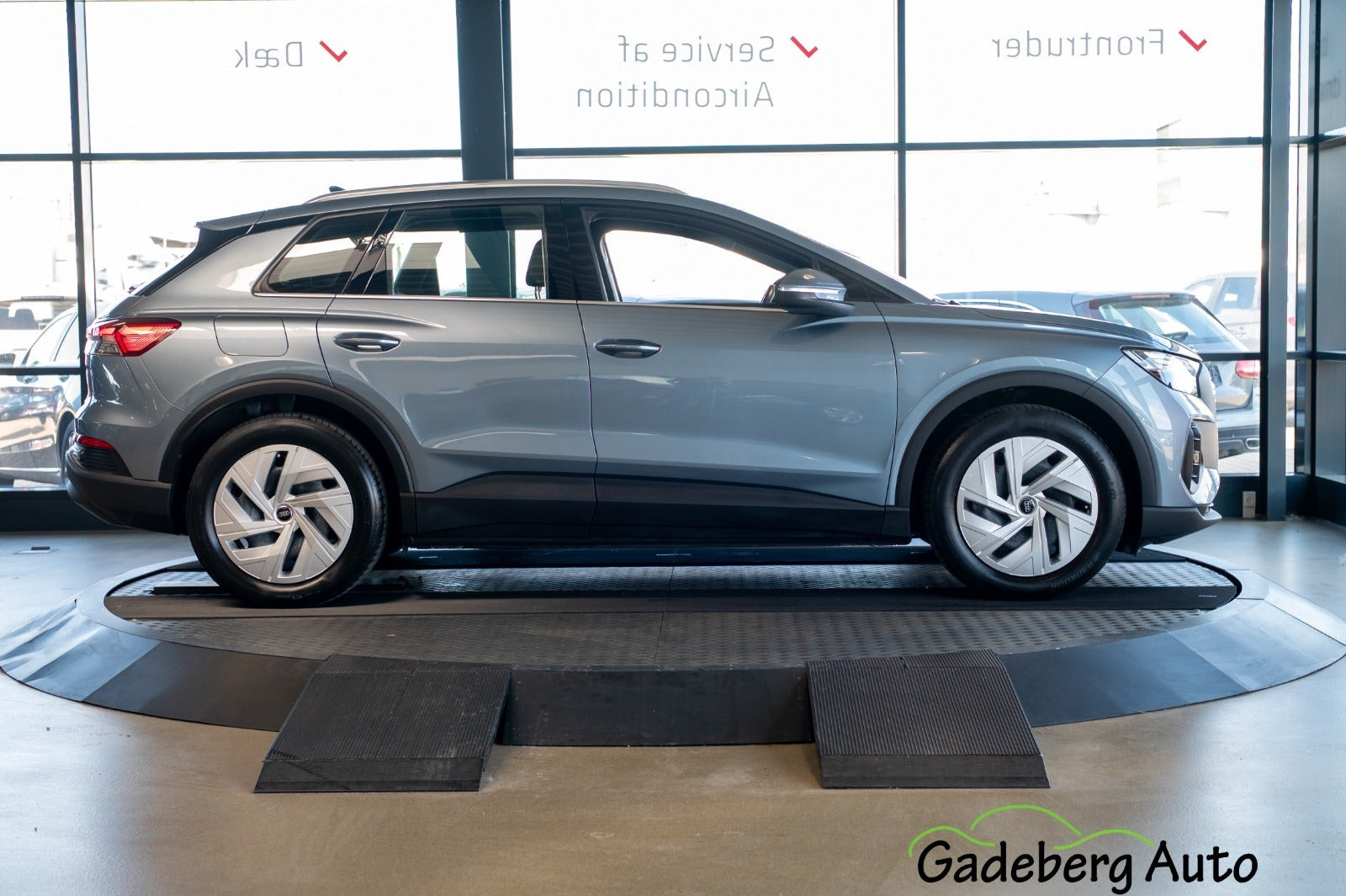 Grå Audi Q4 e-tron fra 2024