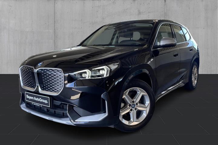 Sort BMW iX1 fra 2024 set udefra