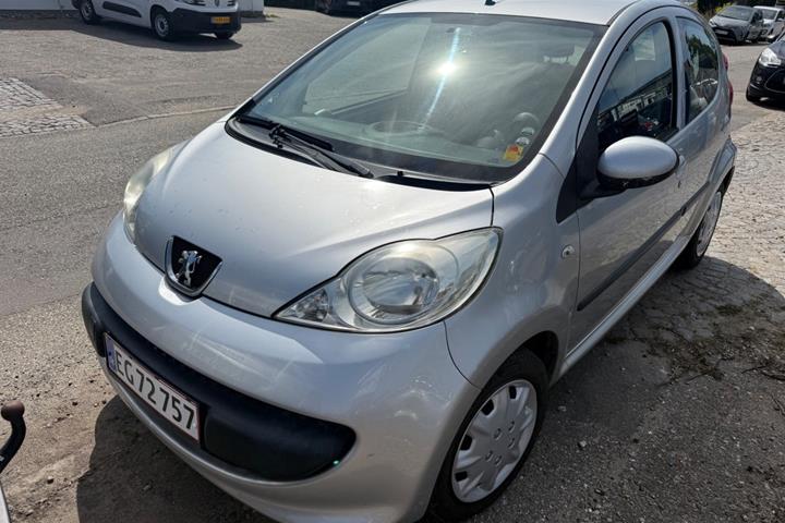 Sølv Peugeot 107 fra 2006