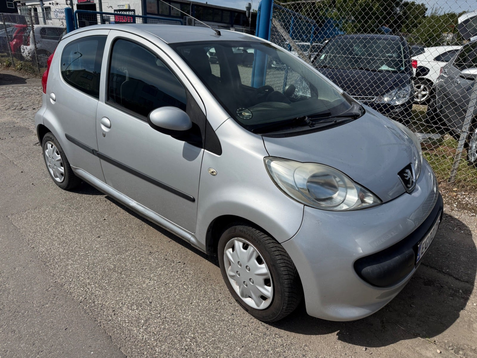 Sølv Peugeot 107 fra 2006