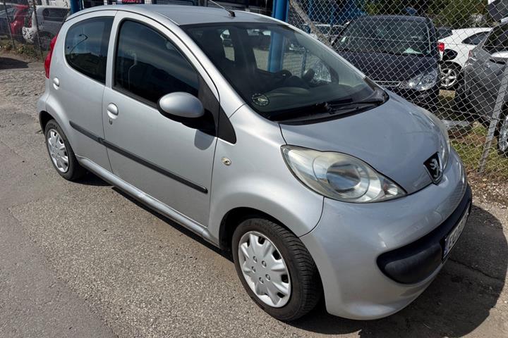 Sølv Peugeot 107 fra 2006
