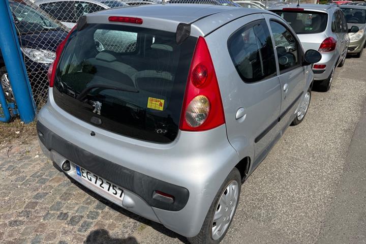 Sølv Peugeot 107 fra 2006