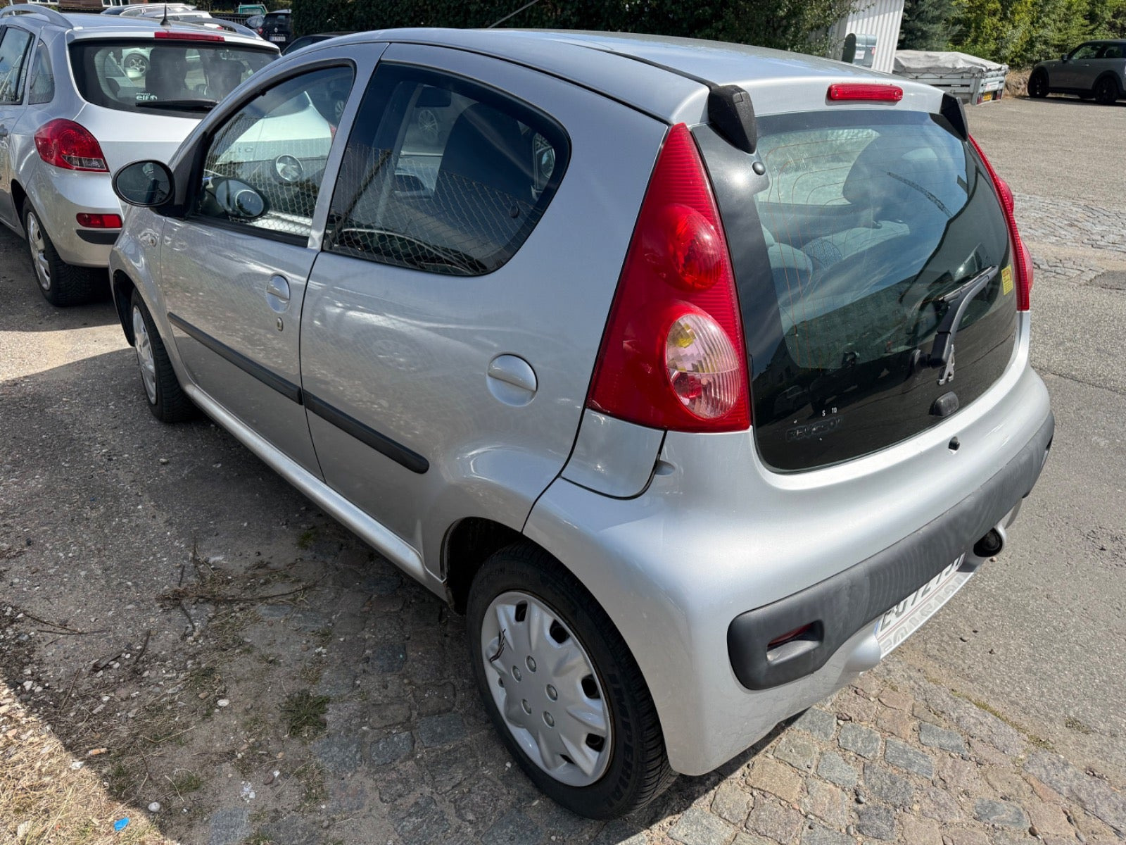 Sølv Peugeot 107 fra 2006
