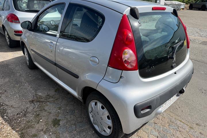 Sølv Peugeot 107 fra 2006
