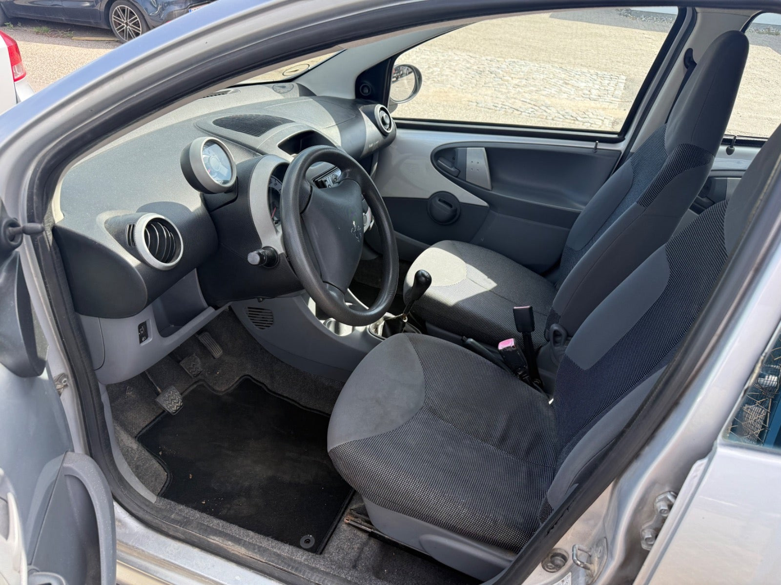 Sølv Peugeot 107 fra 2006