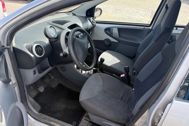 Sølv Peugeot 107 fra 2006