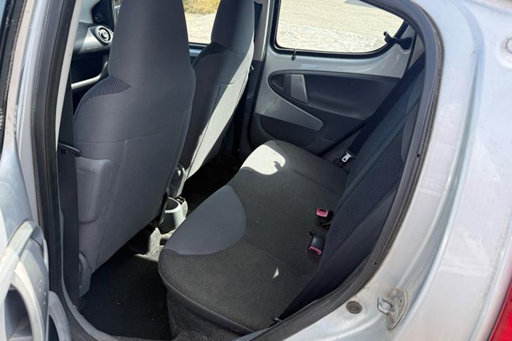 Sølv Peugeot 107 fra 2006