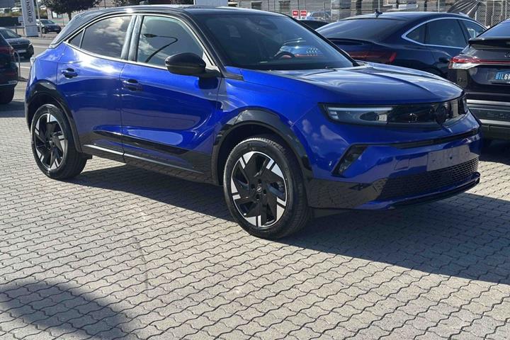 Blå Opel Mokka-e fra 2025