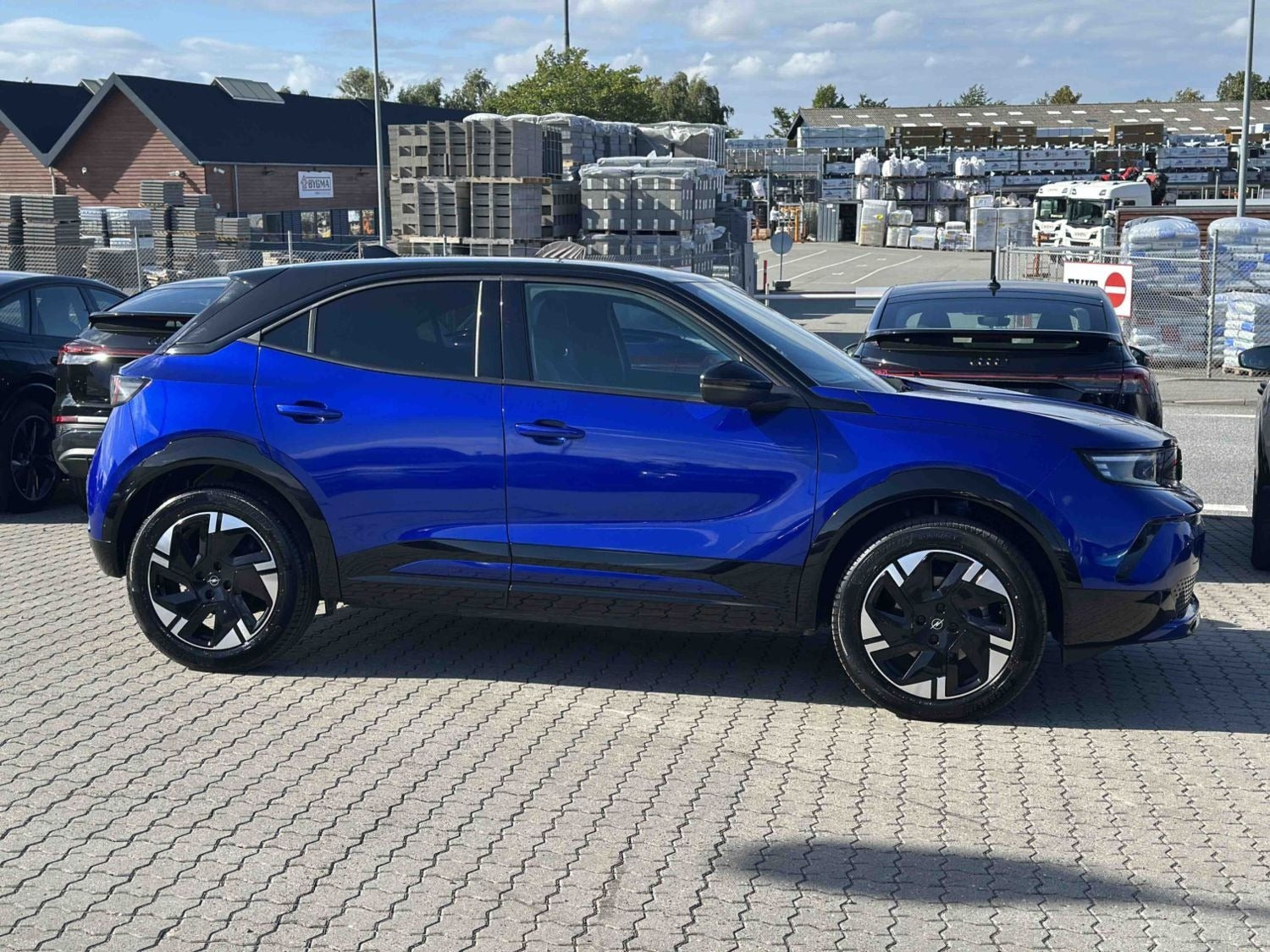 Blå Opel Mokka-e fra 2025