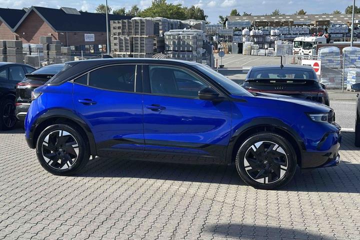 Blå Opel Mokka-e fra 2025