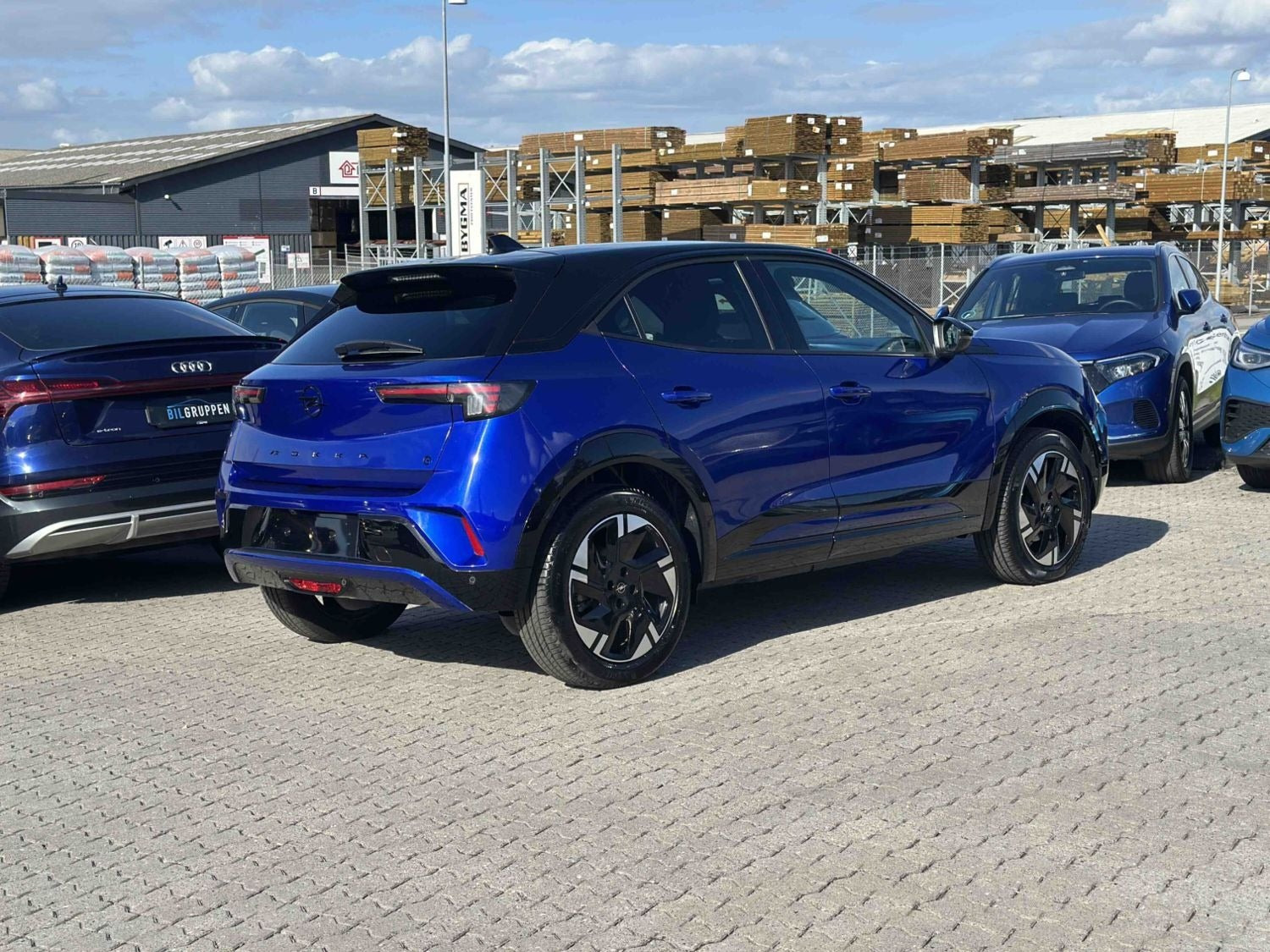 Blå Opel Mokka-e fra 2025