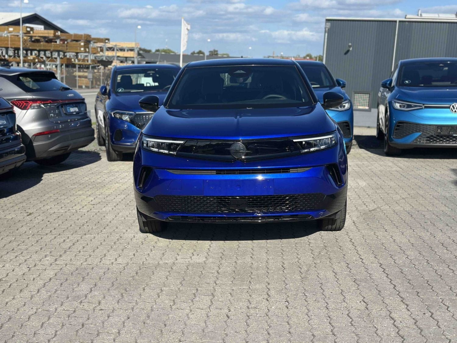 Blå Opel Mokka-e fra 2025